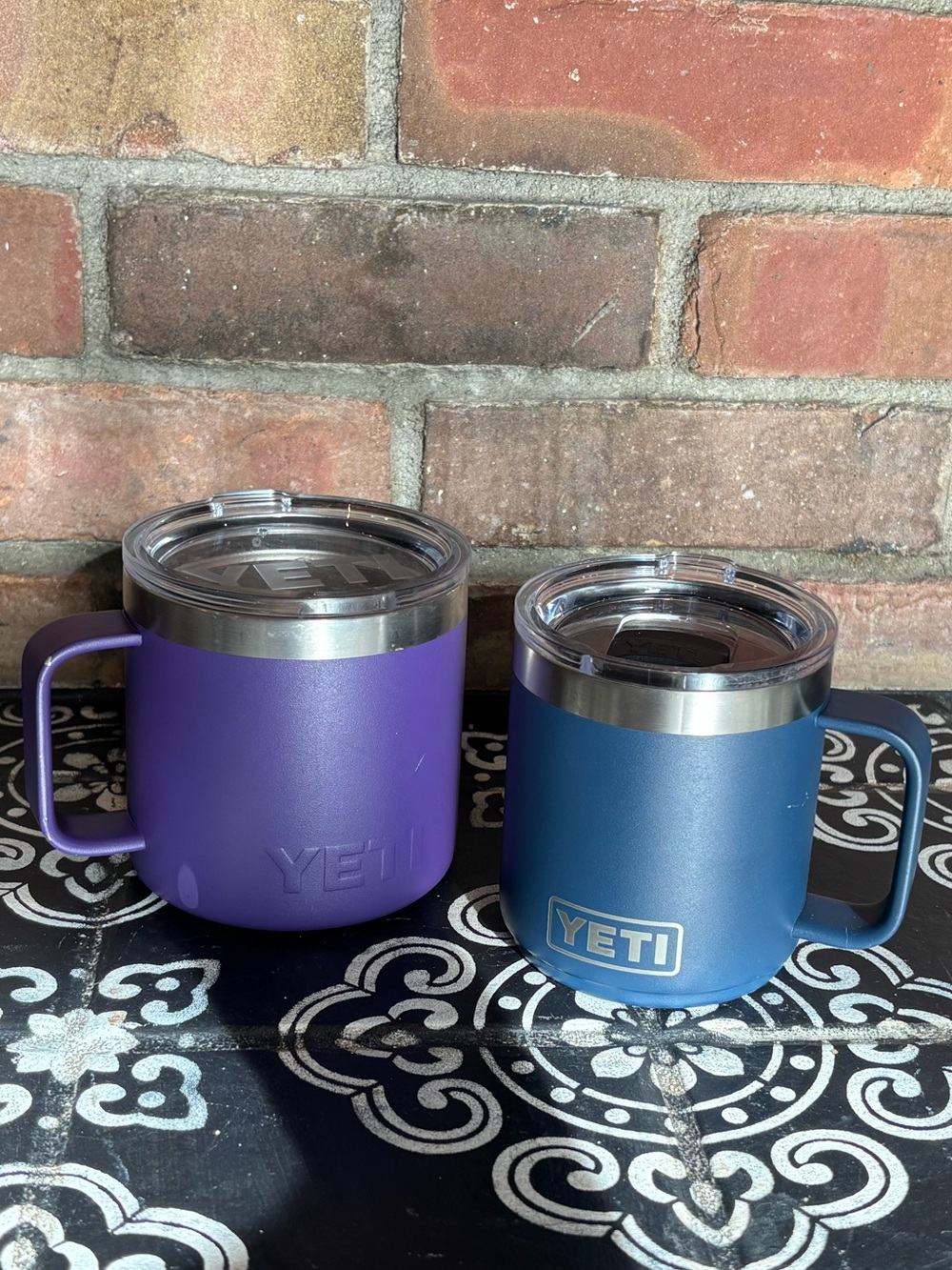 Yeti Mug Duo in Purple and Blue with Clear Lids